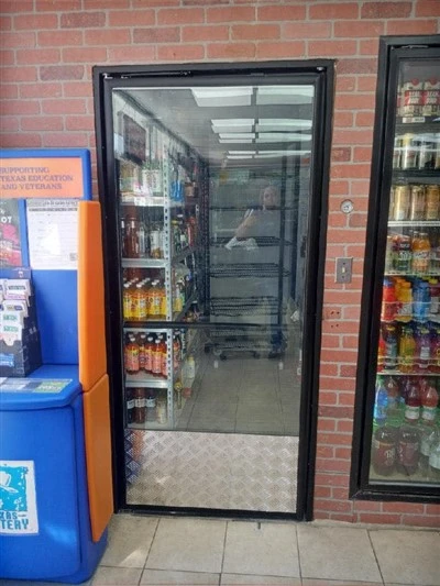 Steklena vrata za prikaz pijač